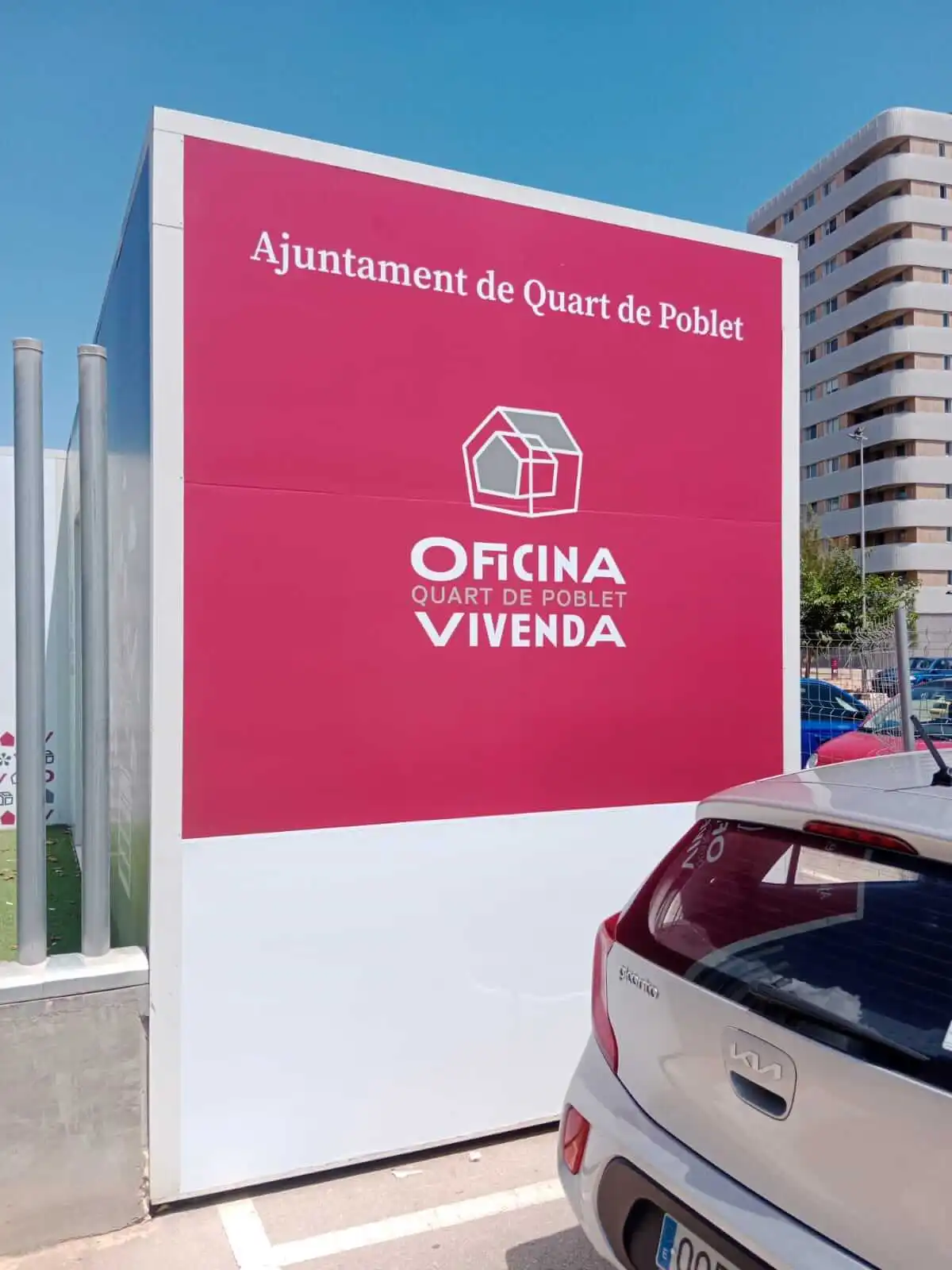 Servei d’assessorament d’habitatge. Mural vermell amb el logotip de l’Oficina d’Habitatge de Quart de Poblet.